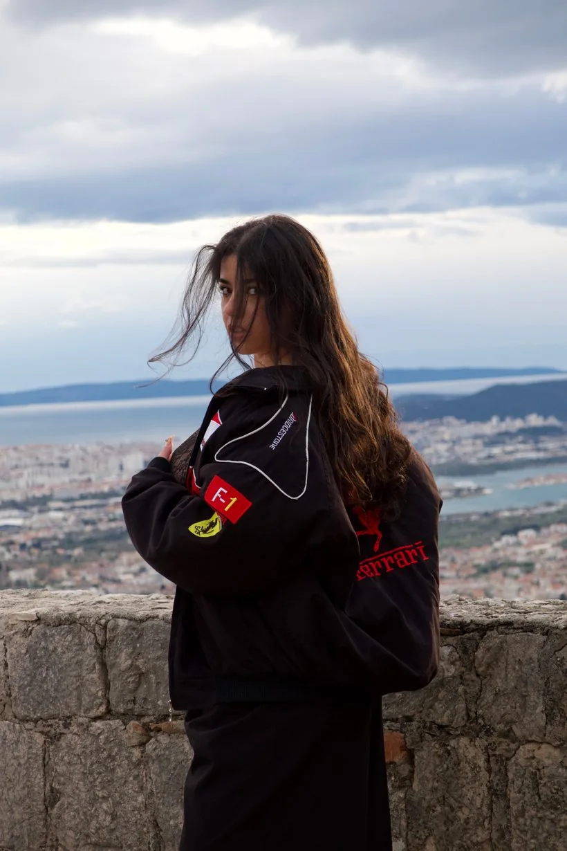 Jana Ceylan blickt über die Schulter, hinter ihr die Küste